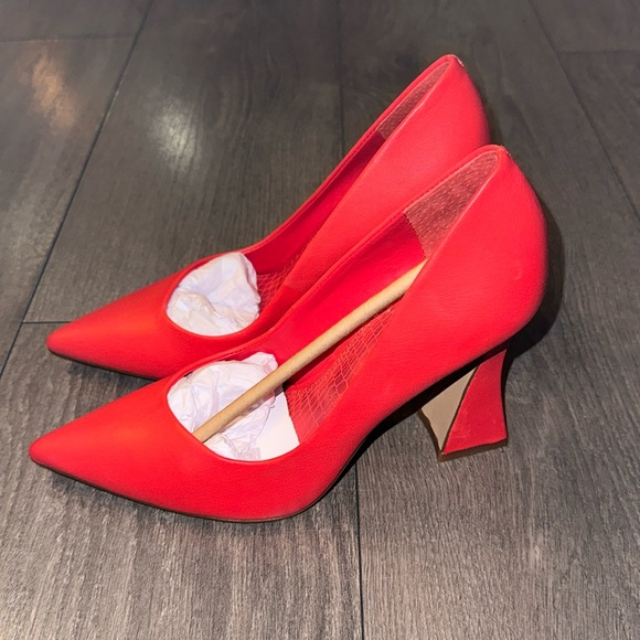 VINCE CAMUTO AKENTA PUMP - Picture 3 of 8